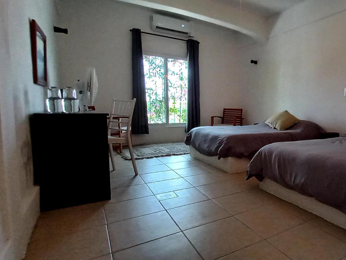 La 10 Hotel *